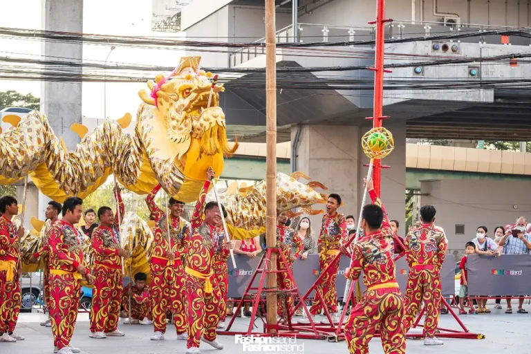 เชิดสิงโต เชิดมังกรทอง ตรุษจีน ห้างแฟชั่นไอส์แลนด์