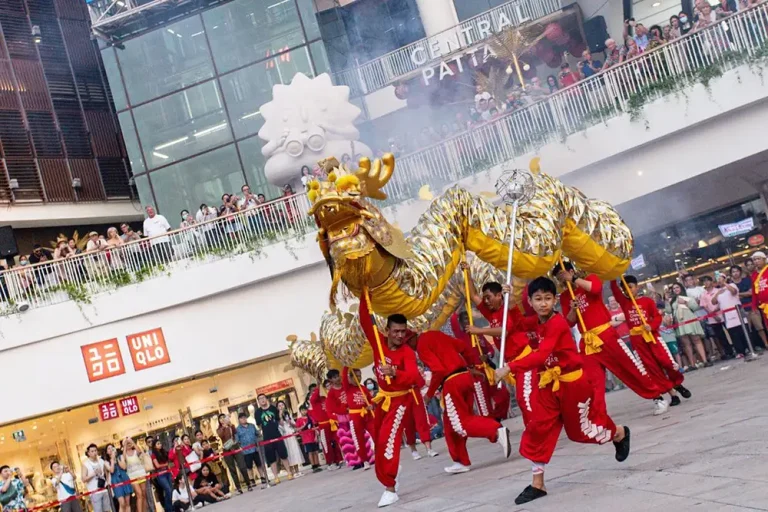 แสดงมังกรทอง สิงโต เทศกาลตรุษจีน Central Festival Pattaya