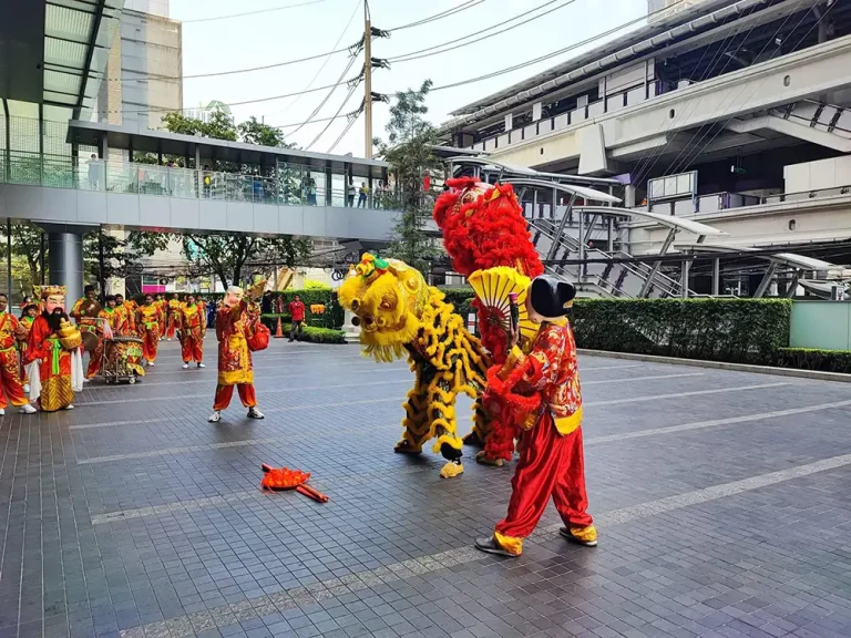 เชิดสิงโตตรุษจีนอวยพร