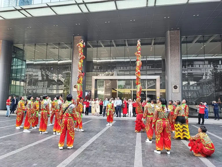 เชิดสิงโตตรุษจีนอวยพร