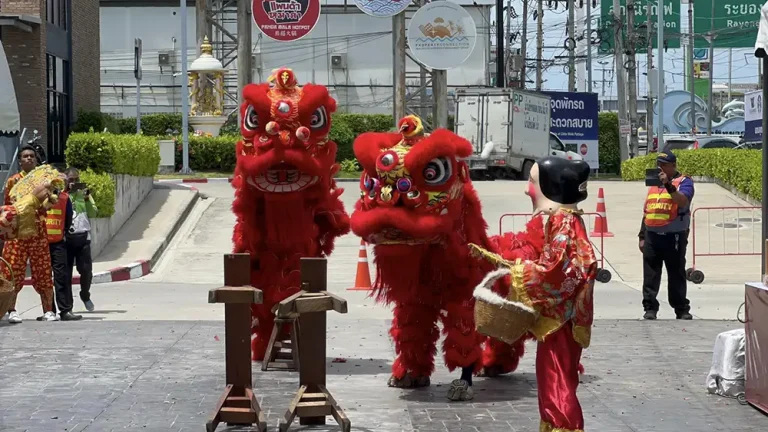 เขิดสิงโต เปิดร้านอาหาร