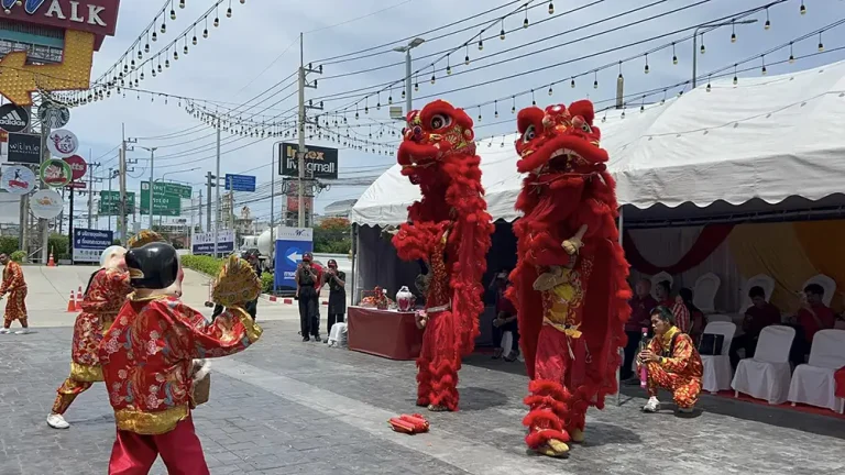 เขิดสิงโต เปิดร้านอาหาร