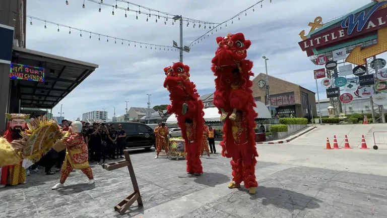 เขิดสิงโต เปิดร้านอาหาร