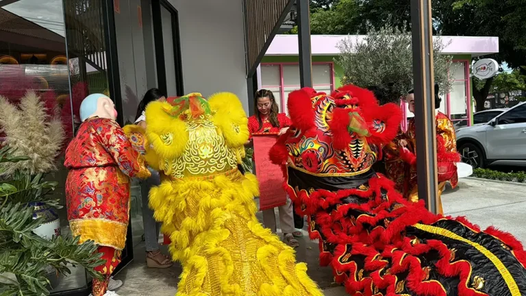 เชิดสิงโตเปิดร้านอาหาร