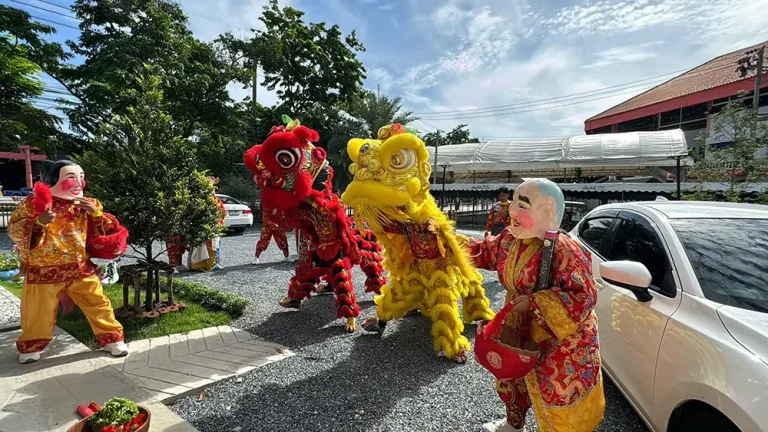 เชิดสิงโตเปิดร้านอาหาร